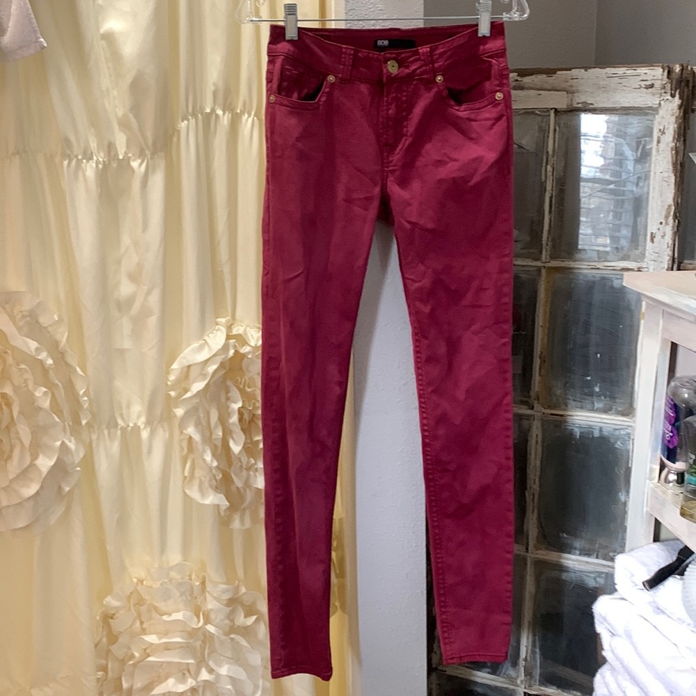 BDB David Bitton Gibson Skinny mid rise stretch skinny jeans in maroon. Size 4.